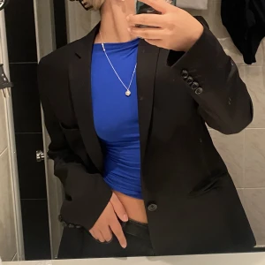 Kavaj  - Snygg oversized kavaj! Sitter snyggt på mig som är storlek S/M. Använder både till fest och vardag.