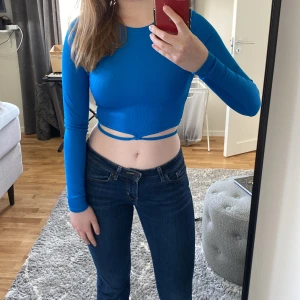 Blå tröja - En blå tröja. Den är använd några fåtal gånger så inga defekter. Skriv för mer info/bilder☺️