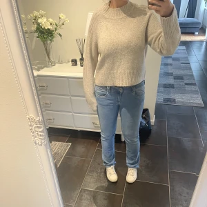 Beige stickadtröja, storlek M, Only  - Sparsamt änvänd! Mindre i storleken så passar även S 