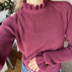 Supergullig stickad tröja👚😊 - Medelvarm stickad tröja från H&M, perfekt till hösten🍂  Tycker tröjan är så fin men jag använder den inte. Använd fåtal gånger. Tröjan är något kortare men inte croppad. Gulliga volanger runt halsen och ärmsluten🥰