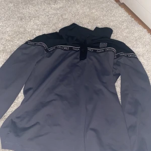 maya delorez ridtröja - hej! jag säljer nu min maya delorez tröja i strlk S pga den är för stor. Aldrig använd, nypris är 699kr 💗💗