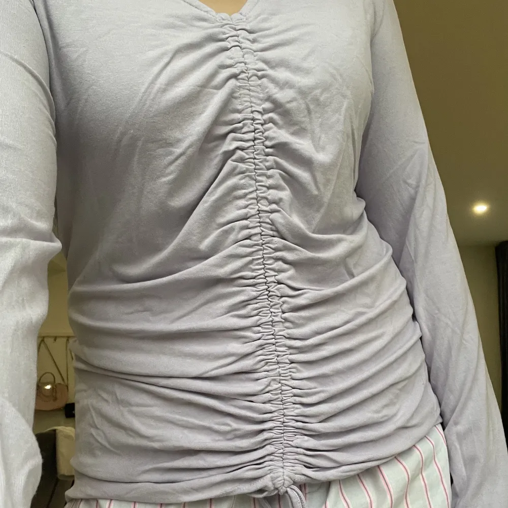 En lavendellila långärmad tröja med uppsydda detaljer längst med. Endast använd ett fåtal gånger och säljer då den sitter lite stort på mig. Öppen för byten och prisförslag!!. Tröjor & Koftor.