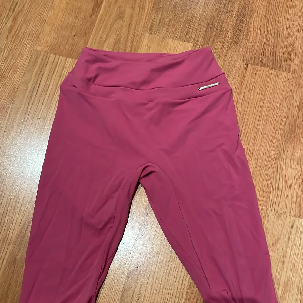 Fina rosa Gymshark x Whitney Simmons leggings i jätteskönt material!💖Som helt nya, använt enbart 1-2 gånger. Övrigt.