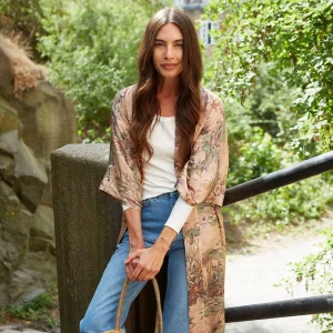 Höstens måste! Ny boho kimono stl S/M (rymlig) - Ny vacker kimono i super kvalitet med tungt fall i glänsande viskos. Slutsåld jätte snabbt i denna stl. Riktigt måste i garderoben, snygg till boho outfiten med byxor & topp på stan. Eller för att mysa i hemma. Dessa brukar ha ett högt 2:a hands värde!