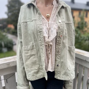 Grön jeans jacka - Säljer jättefin grön jeansjacka från zara använd fåtal ggr❤️