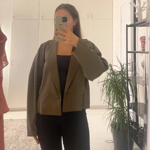 Cropped kavaj  - Säljer min bruna otroligt fina och eleganta kavaj som ger Matilda Djerf känsla. Har mycket fina detaljer som gör att den faller så fint på kroppen. Vid intresse, skriv till mig för fler bilder ✨🤍Köptes för 1000kr så säljer den för väldigt lågt pris! 