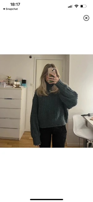 H&M stickad tröja - Snygg mörkgrön stickad tröja från H&M med ”polokrage”💕Bra skick. Säljer även en likadan i beige och en i brun!