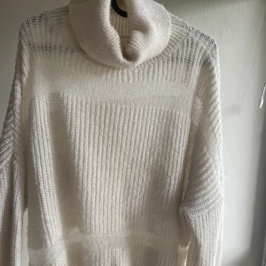 Vit stickad tröja  - Lite tunnare vit stickad tröja med polo. 