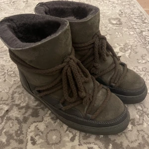 Inuikii skor - Super fina Inuikii skor i storlek 40, men passar även 39. Super fint skick, använda fåtal gånger. Nypris: 3099kr, mitt pris: 2000kr, kan diskuteras vid snabb affär💕