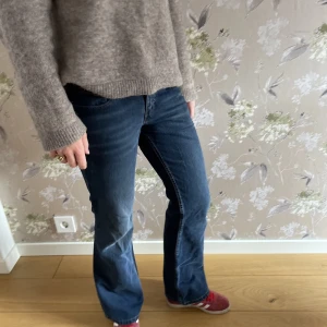 Levis jeans - Vintage bootcut Levis jeans som inte kommer till användning. Storleken är 28 och 30 i längd, lågmidjade.💞 midjemått: 38 cm och innebenslängd: 80 cm