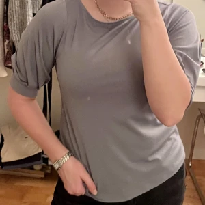 En blå/grön tröja - En jättehärligt topp/T-shirt som är blå/grön (den är lite mer grön i verkligheten). Passar perfekt till vardags men går även att klä upp. 