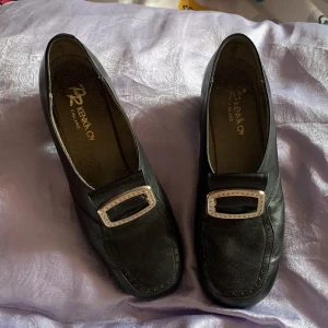 Vintage Mary janes  - Vet inte till hundra procent om det är storlek 38, men det står en femma i dem 