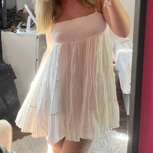 Zara klänning - Säljer nu min zara klänning som köptes förra året men används fåtal gånger. Vid frågor är det bara att skriva💕