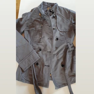 Grå kappa. - Säljer min fina kappa i storlek 36. I fint skick.