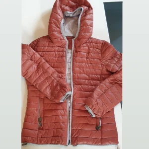 Dunjacka  - Säljer min vår/ höst jacka i mycket fint skick. Storlek S.