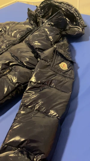 Moncler Jacka - Jag säljer min moncler jacka nu eftersom att den har blivit för liten för mig, använd ett få tal gånger. Det är en gammal model.
