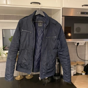 Dnmz jacka - Storlek S Finns en ytterst liten skada vänster bröst Skick 8/10