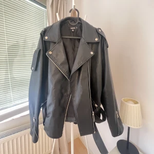 Skinnjacka Missguided - Perfekt jacka inför hösten! Storlek 40:) superbra kvalite trots någorlunda använd! Använder inte längre därav säljer jag den🥰skärp rund midjan om man vill dra åt, och dragkedja för att stänga:)