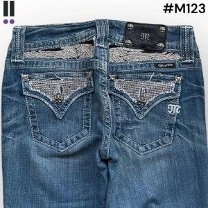 M123 lågmidjade bootcut missme jeans  - MissMe jeans i model Boot 💜 Tag 28W 💜Midja (rakt över) 38cm 💜 Innerben 87cm 💜 Ytterben 111cm 💜 Benöppning 22cm 💜 Distressed, saknar stenar 💜Våra mått blir W=29, L=34 💜 Men jämför alltid måtten💜M123