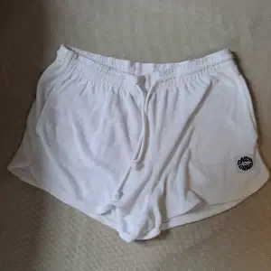 Ett par vita frotté shorts i fint skick ffrån HM