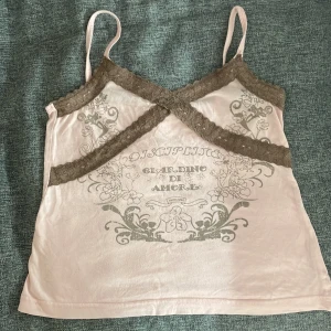 Linne - Jättesött rosa linne med spets💓 köpt second hand men är i bra skick🫶🏻 använd gärna köp nu
