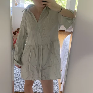 Klänning  - En fin oanvänd klänning i en mintgrön färg. Passar xs-s. Behövs ju såklart strykas😅🥰