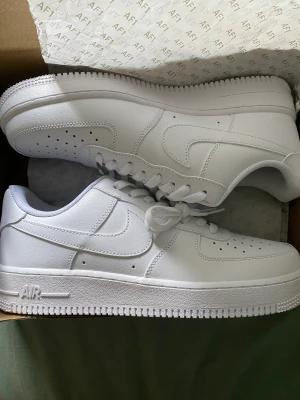 AF1 - Ett par snygga air force 1’s som har ett fantastiskt skick med storlek 45! Pris kan diskuteras men just nu ligger priset på 850 och kvitto finns💸🔥