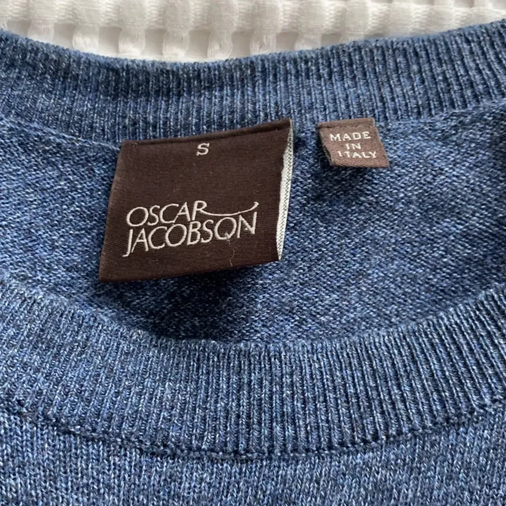Säljer min merinoull tröja från oscar jacabsson. Skicket är 9/10 näst intill ny. Färgen är blå och är i storlek S. 400kr. Stickat.