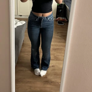 Jeans - Säljer dem här as snygga mörka blåa jeansen från Gina tricot. Säljer dem här för att jag har två i exakt samma färg och modell då den här inte så mycket till användning.💞💞
