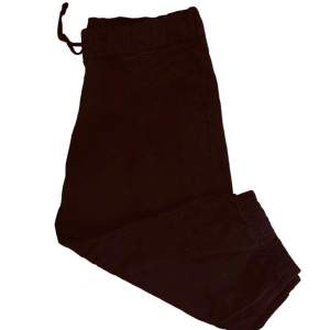 H&M Black Shorts med justerbara dragsko är ett mångsidigt och bekvämt val för alla tillfällen. Med sin klassiska svarta färg och justerbara dragsko ger dessa shorts en anpassningsbar passform och ett modernt utseende. 