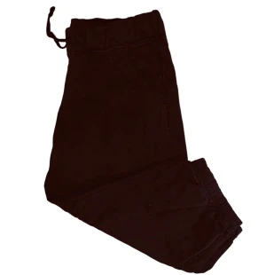 H&M Black Shorts Justerbara Draw Strings - H&M Black Shorts med justerbara dragsko är ett mångsidigt och bekvämt val för alla tillfällen. Med sin klassiska svarta färg och justerbara dragsko ger dessa shorts en anpassningsbar passform och ett modernt utseende. 