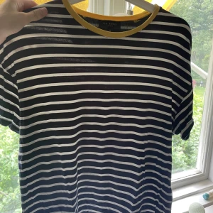 Randigt T-shirt 🖤🤍 - Randig T-shirt som är andvänd 2 gånger från Ted Baker 🤍🖤⭐️