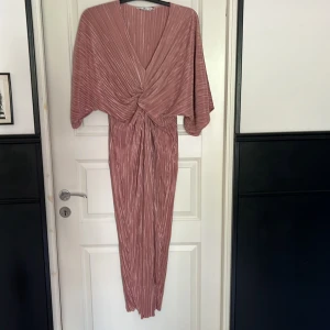Klänning - Festklänning i gammelrosa. Superfin och sparsamt använd