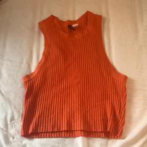 Väst ❤️ - Jättefin orange väst från divided ❤️ Den är ribbad och passar s/m! Nypris 100 kr❤️