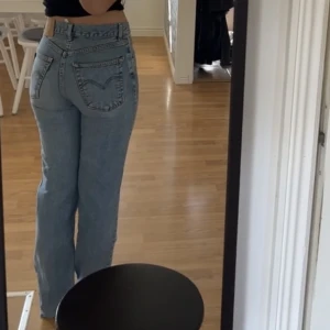 Levis 501 vintage - Högmidjade levis 501 som är vintage, bra skick. Ena fickan fram är igensydd, finns en liten fläck på benet som jag kan skicka bild på vid intresse 🩵 W30L36