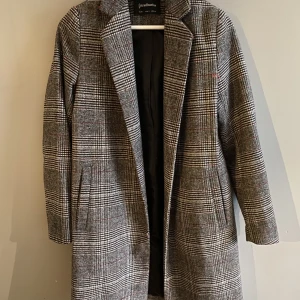 Grå kappa - Grå kappa i storlek S. Inköpt på Stradivarius.