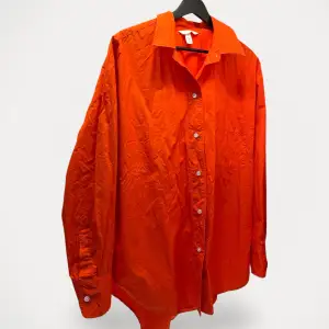 Skjorta från H&M.  Storlek: M Material: Bomull Nypris: 899 SEK Använd, men utan anmärkning.