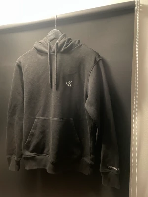 Calvin klein hoodie  - Storlek M men sitter som S. Inga slitage 