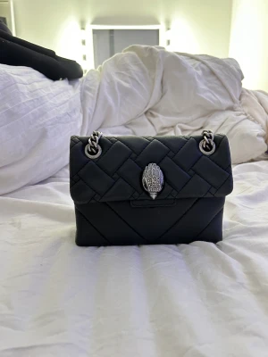 Kurt gieger väska  - Säljer nu denna jätte fina Kurt gieger väskan! Den är i jätte bra skick förutom den lilla ”skavda” biten (se sista bilden)💞  !PRISET KAN DISKUTERAS VID SNABB! AFFÄR!