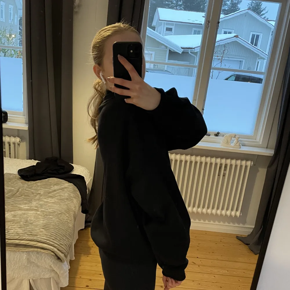 Jättefin och skön sweatshirt. Från BERSHKA och är i storlek xs, men den är ganska oversized. Priset går att diskutera men köparen står för frakten 🩷. Tröjor & Koftor.