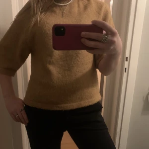 Trekvartsärmad Penelope tröja! - Superfin och höstig tröja!! Jätteskön och varm med en fin höstig färg🧡nypris - 715kr. Storlek xs men skulle passa S och m också!!