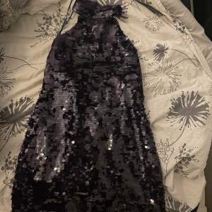 En lila glitteraktig klänning som aldrig har använts  i storlek S. 10/10 skick 