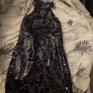 En klänning  - En lila glitteraktig klänning som aldrig har använts  i storlek S. 10/10 skick 
