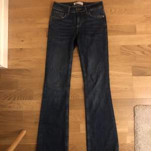 Jättefina Lågmidjade bootcut jeans som tyvärr är försmå för mig  💙