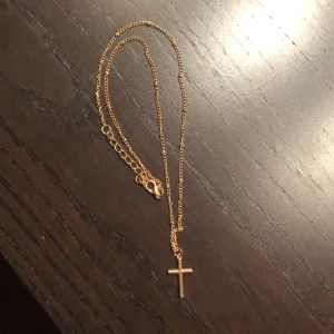 Halsband kors - Guldhalband, ej äkta guld