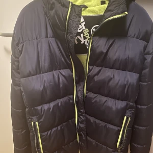 Superdry dunjacka - Liten i storlek så känns som xl. Väldigt fräsch och fin, använd 2-3 ggr