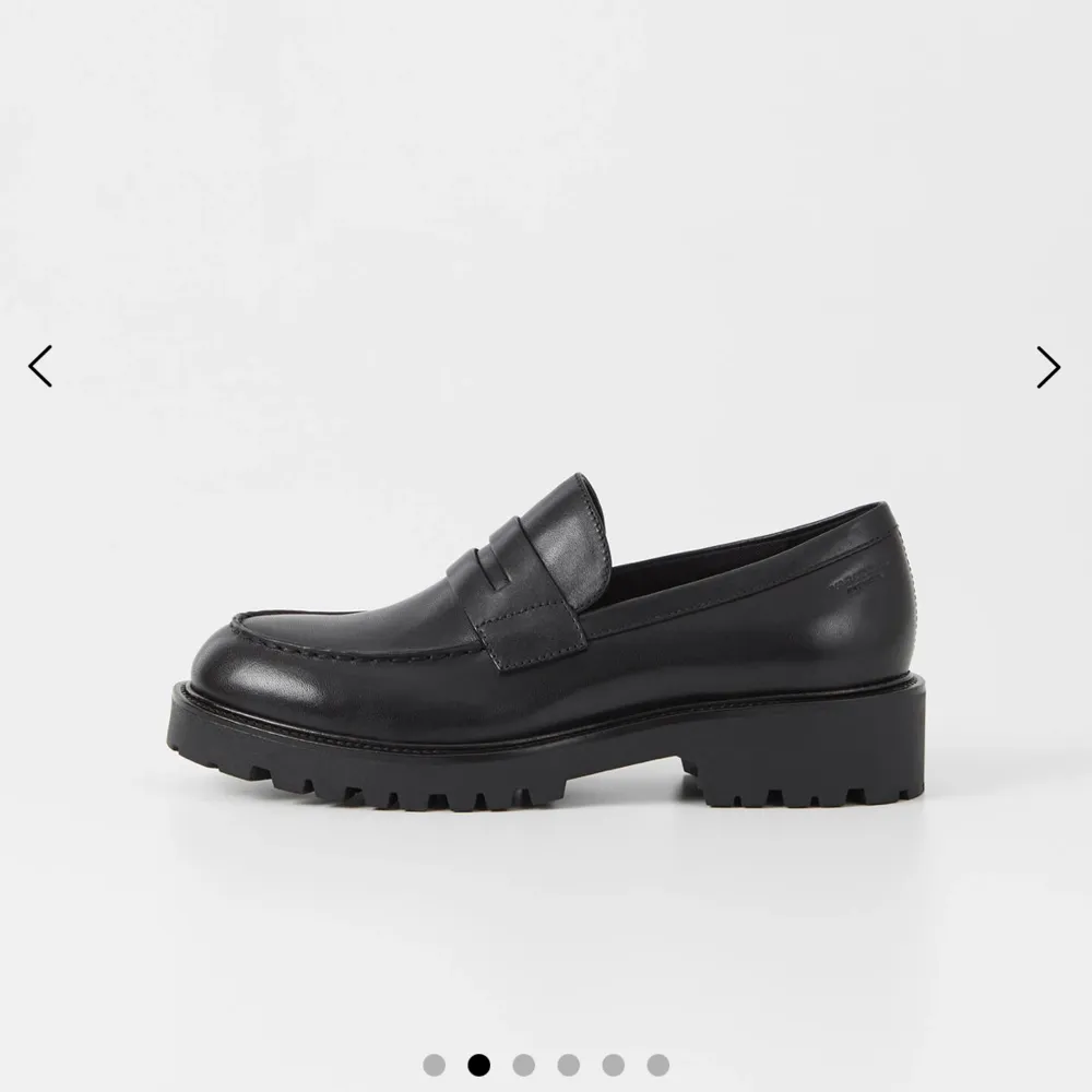 Hej!  Hade tänkt sälja mina Kenova vagabond loafers skor i storlek 35 som är i nyskick. Ordinarie pris ligger på 1200kr, jag lägger 600kr 🩵Går att diskutera pris också! . Skor.