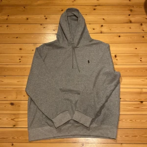 Polo Ralph lauren hoodie  - En mycket fin Polo Ralph lauren hoodie som nästan aldrig är använd och som är i nyskick. Storlek XL men sitter som en L