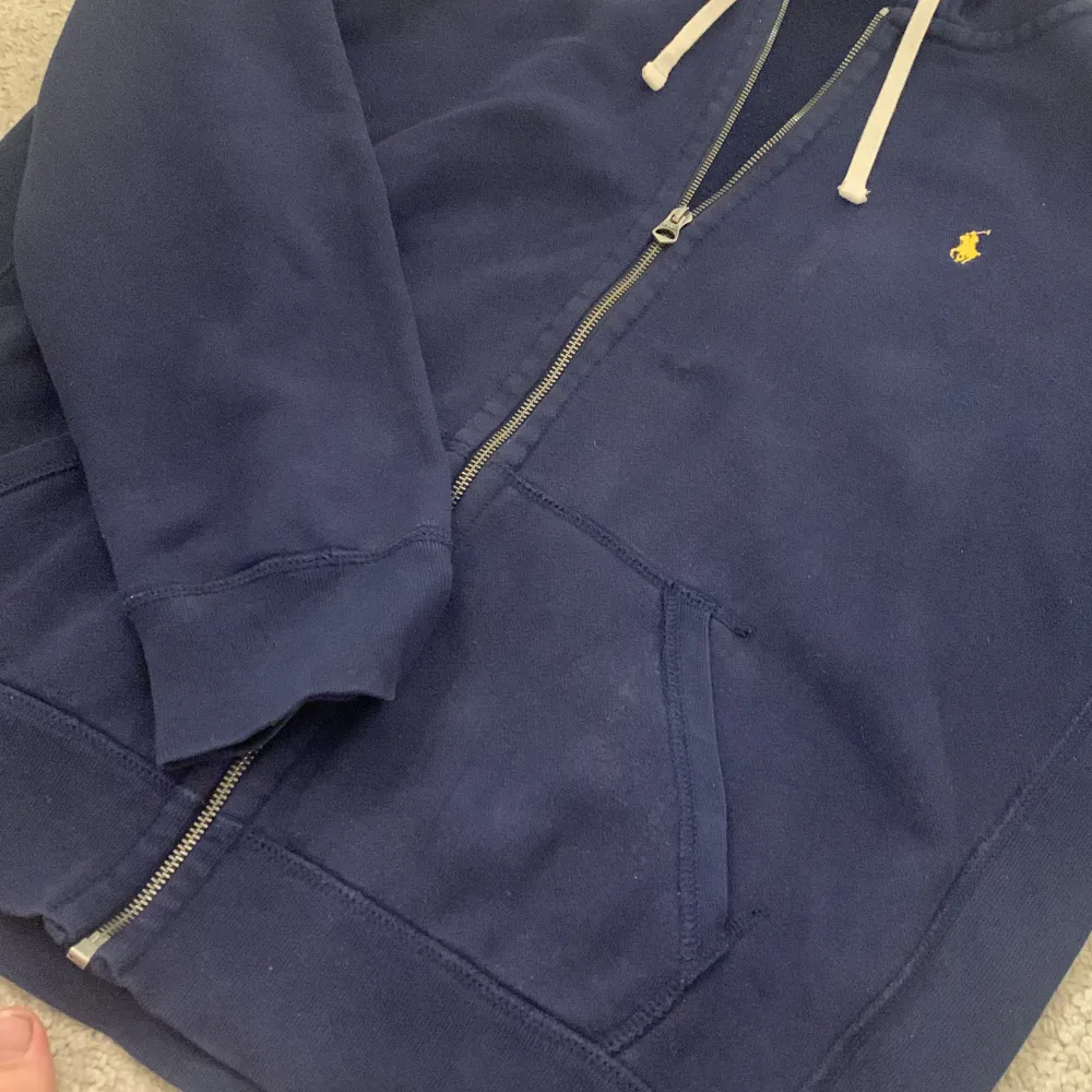 Polo Ralph lauren zip up tröja i storlek XL har lite missfärgningar men syns knappt kan skicka bättre bilder på det privat mörk blå med gul låga. Hoodies.