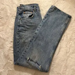 Jätte fina raka jeans med hål. Dessa jeans sitter så fint, perfekt längd för er som är mellan 165-170. Dem är i storlek 38 och normala i storlek. Om ni gillar baggy looken så är dessa jeans även perfekta för er som bör storlek 36😍